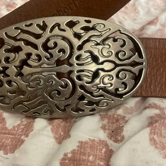 Vintage Liz Claiborne Tan Leather Belt With Silver Buckle Vintage Liz Claiborne Belt Leather with Silver Pierced Oval  main image 3